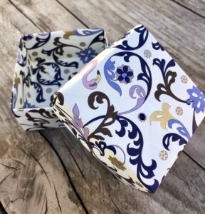 Boîte carrée arabesques