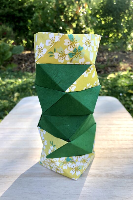 Vase en origami vert et jaune