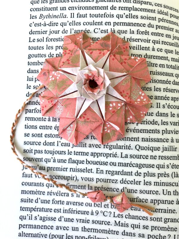 Marque page mandala en origami abricot