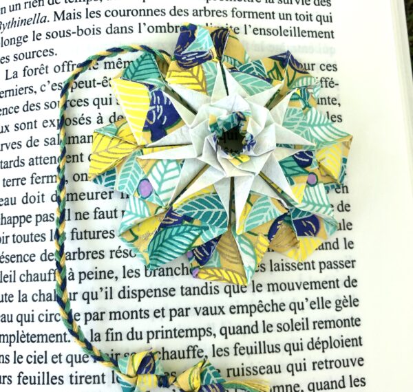 Marque page mandala en origami jaune et bleu