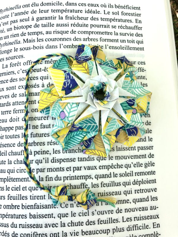 Marque page mandala en origami jaune et bleu