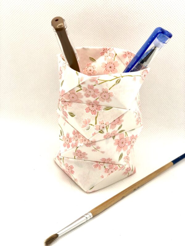 Pot à crayon en origami blanc et rose