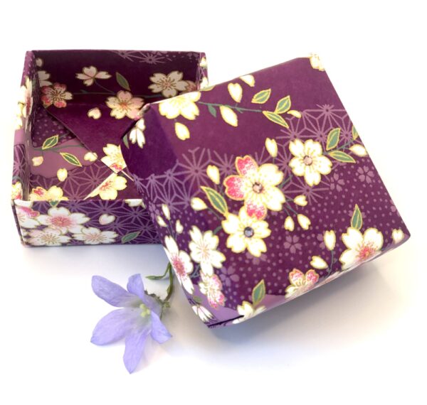 Boîte carrée en origami violette