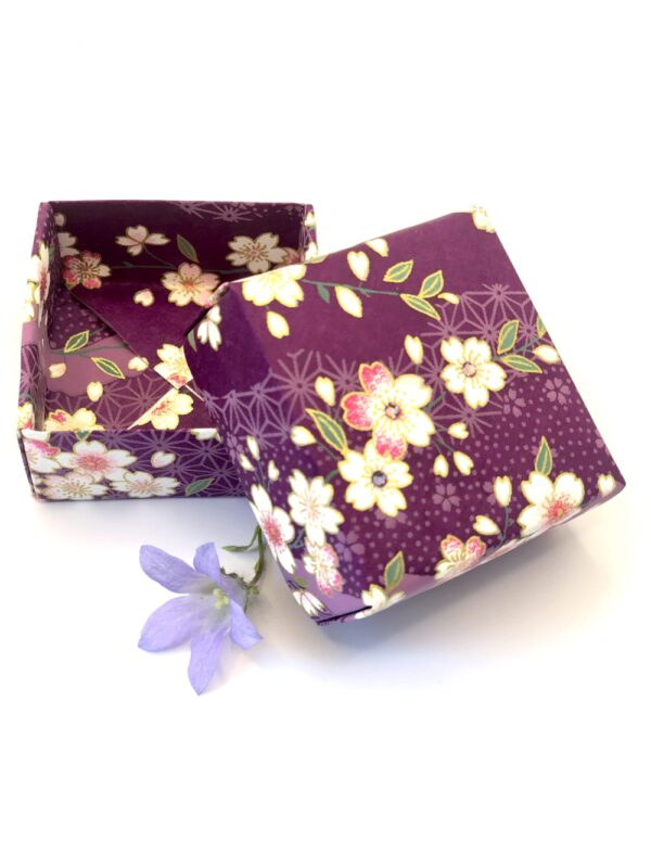 Boîte carrée en origami violette
