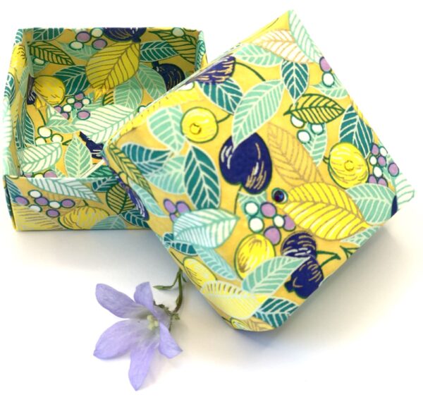 Boîte carrée en origami jaune et bleu