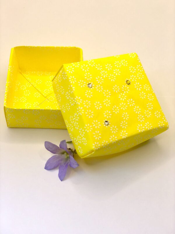 Boîte carrée en origami jaune