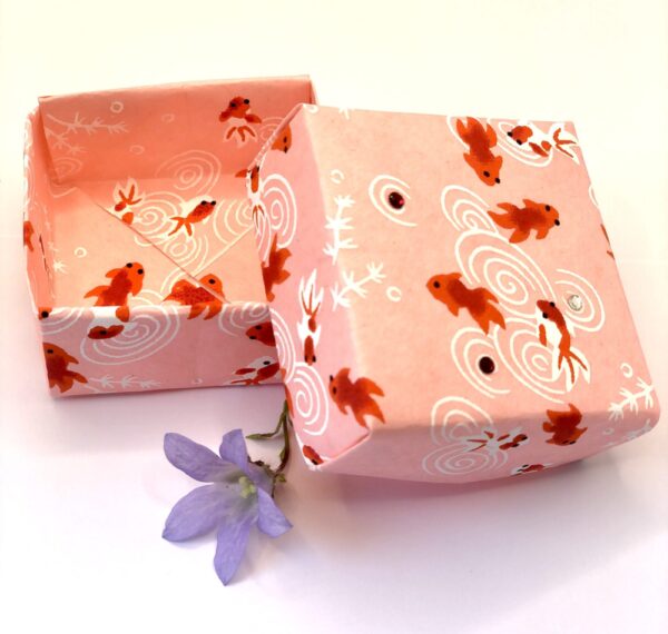Boîte en origami poisson rose