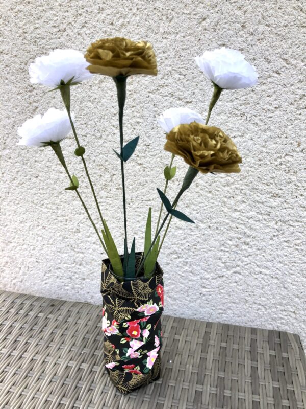 Bouquet d'œillets blanc et or
