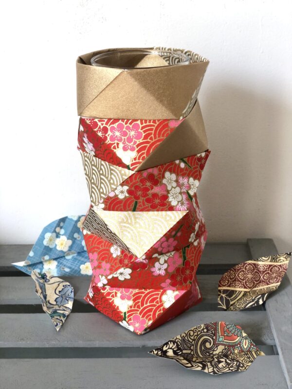 Vase en origami rouge et or