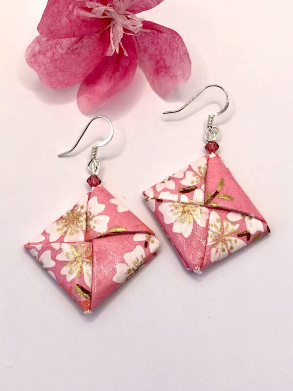 Boucles d'oreilles en origami en forme d'enveloppe et de couleur rose