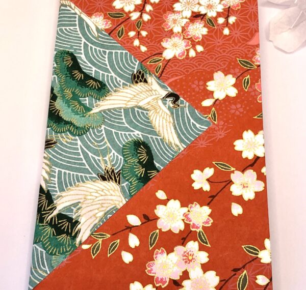 Petit carnet décoré de papiers japonais aux couleurs rouge et noir