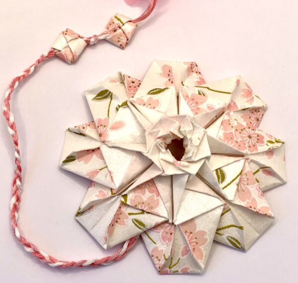 Marque page en origami mandala rose et blanc