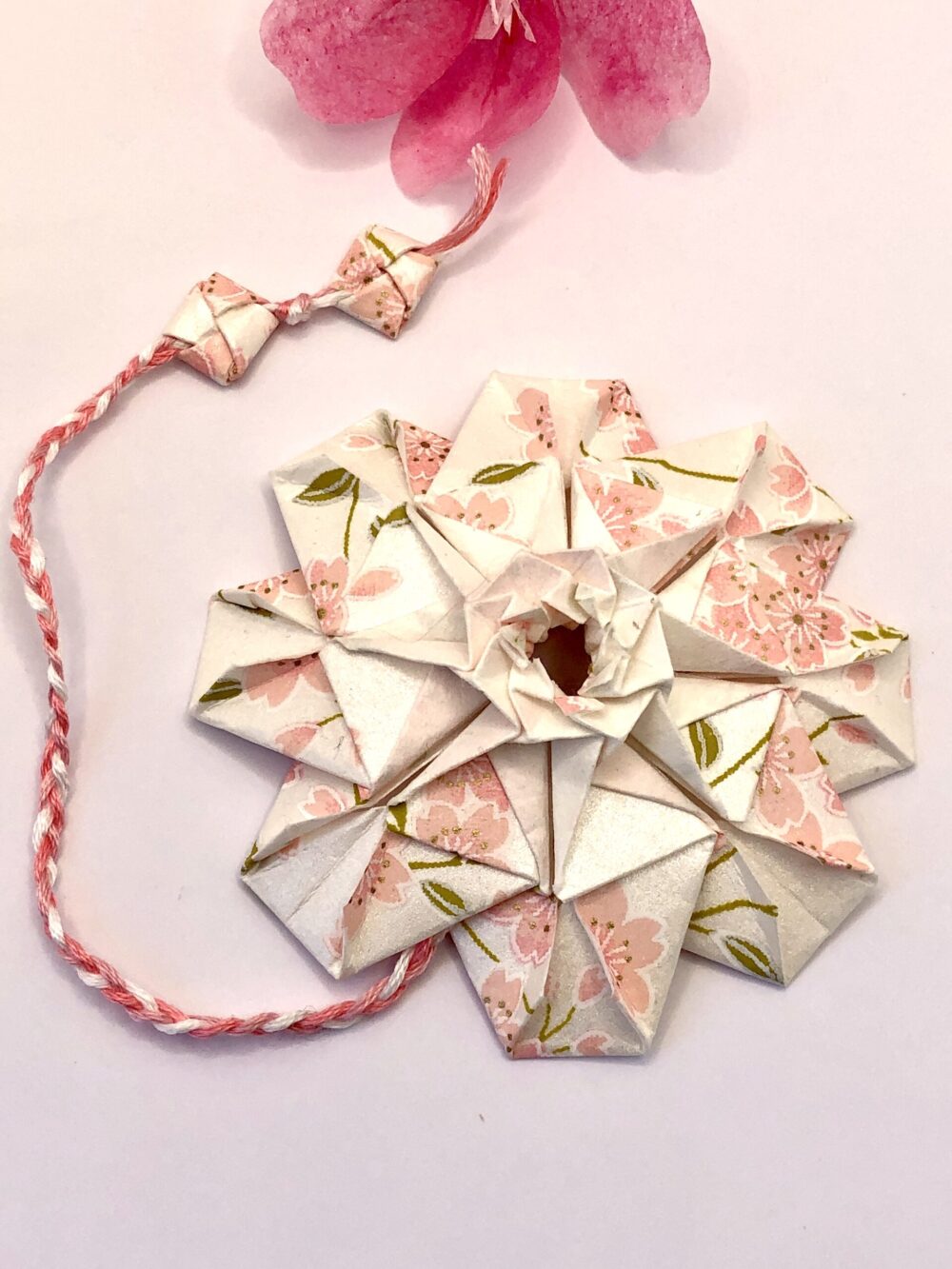 Marque page en origami Mandala rose et blanc - Pliparci