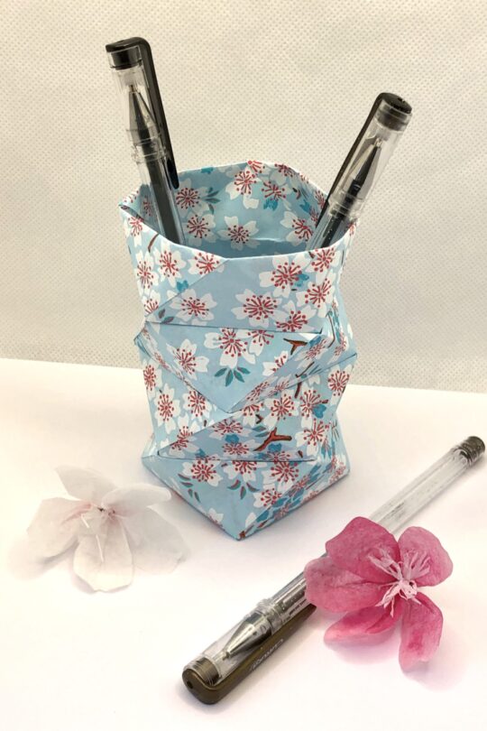 Pot à crayon en origami de couleur bleu ciel
