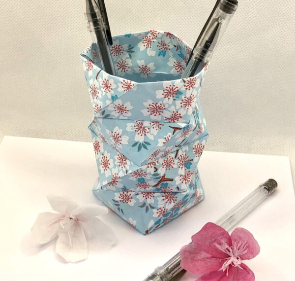 Pot à crayon en origami de couleur bleu ciel