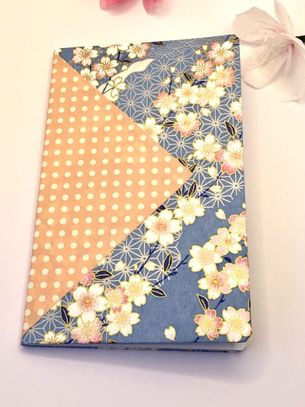 Petit carnet décoré de papier japonais aux couleurs bleu tendre et rose
