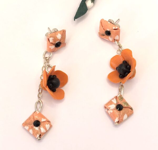Boucles d'oreilles fleurettes en origami et argile froide aux couleurs orangées