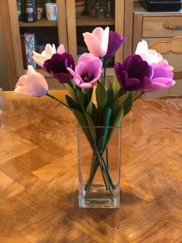 Bouquet violet de tulipes de papier de soie