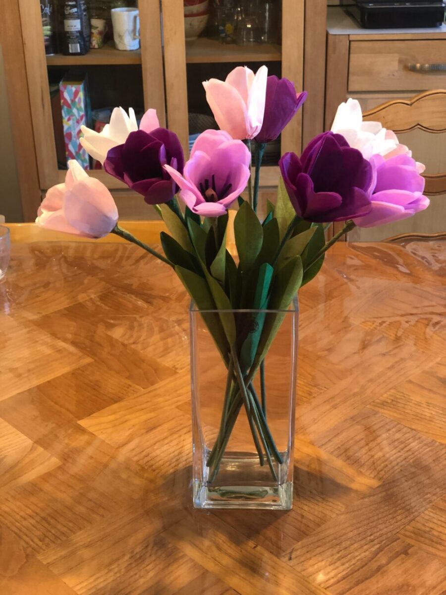 Bouquet violet de tulipes de papier de soie