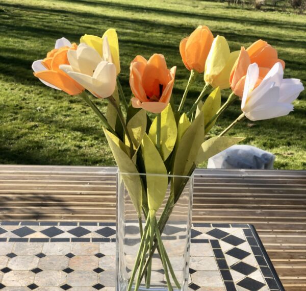 Bouquet orangé de tulipes de papier de soie