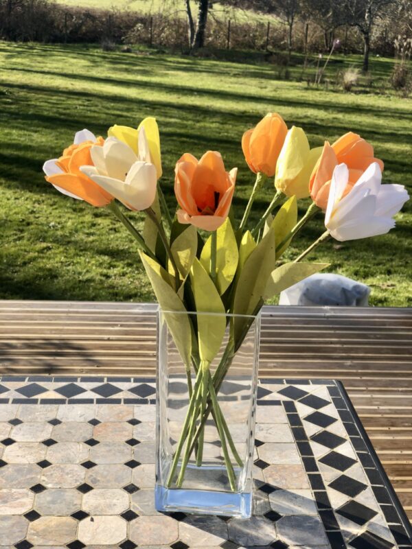 Bouquet orangé de tulipes de papier de soie