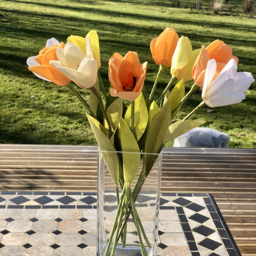 Bouquet orangé de tulipes de papier de soie