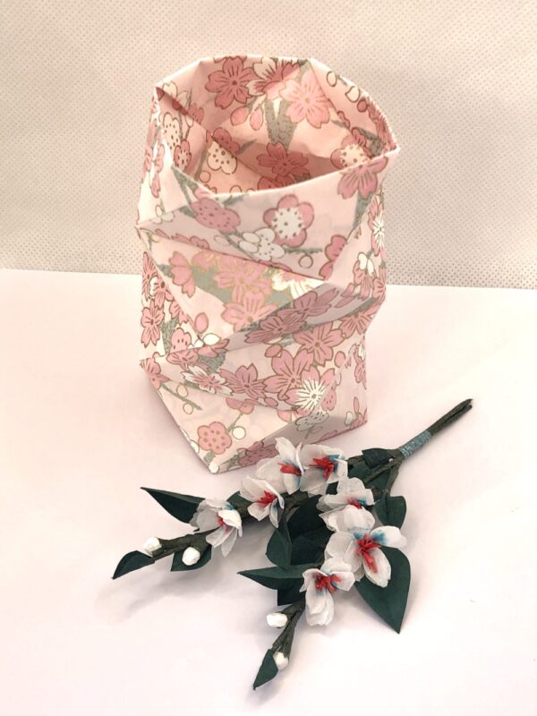 Pot à crayon en origami aux couleurs rose tendre et gris