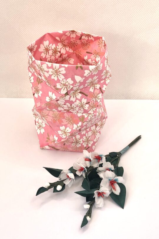 Pot à crayon en origami aux couleurs rose vif et blanc