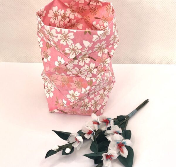 Pot à crayon en origami aux couleurs rose vif et blanc