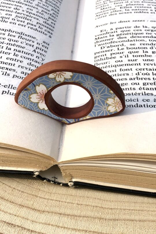 Bague de lecture en bois et papier japonais de couleur bleue