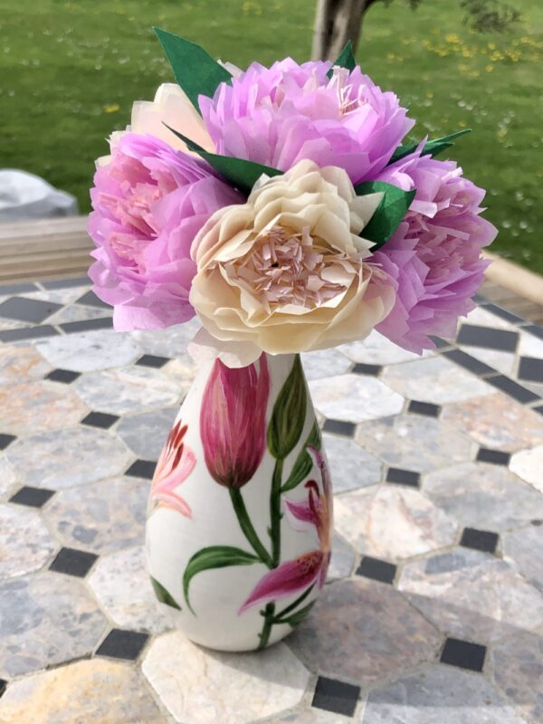 Petit bouquet de pivoines de papier de soie rose tendre, en vase