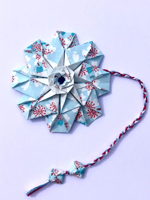 Marque page en origami en fore de mandala et de couleur bleu ciel et turquoise