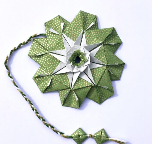 Marque page en origami en forme de mandala et de couleur vert mousse