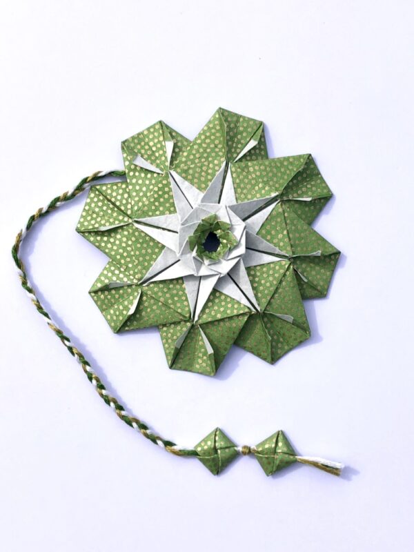 Marque page en origami en forme de mandala et de couleur vert mousse