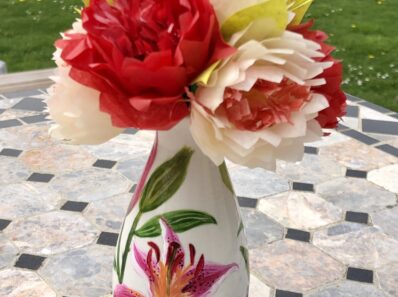 Bouquet de gentillesse de couleur rouge et beige, mis en vase