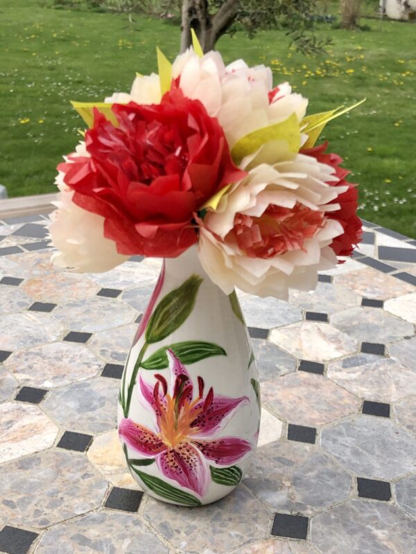 Bouquet de gentillesse de couleur rouge et beige, mis en vase
