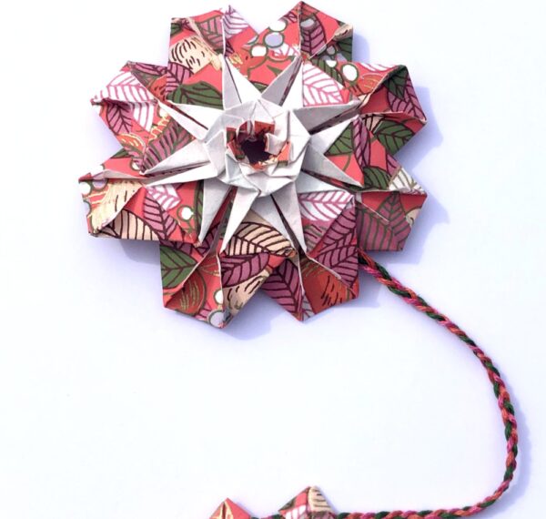 Marque page en origami en forme de mandala et de couleur orangé