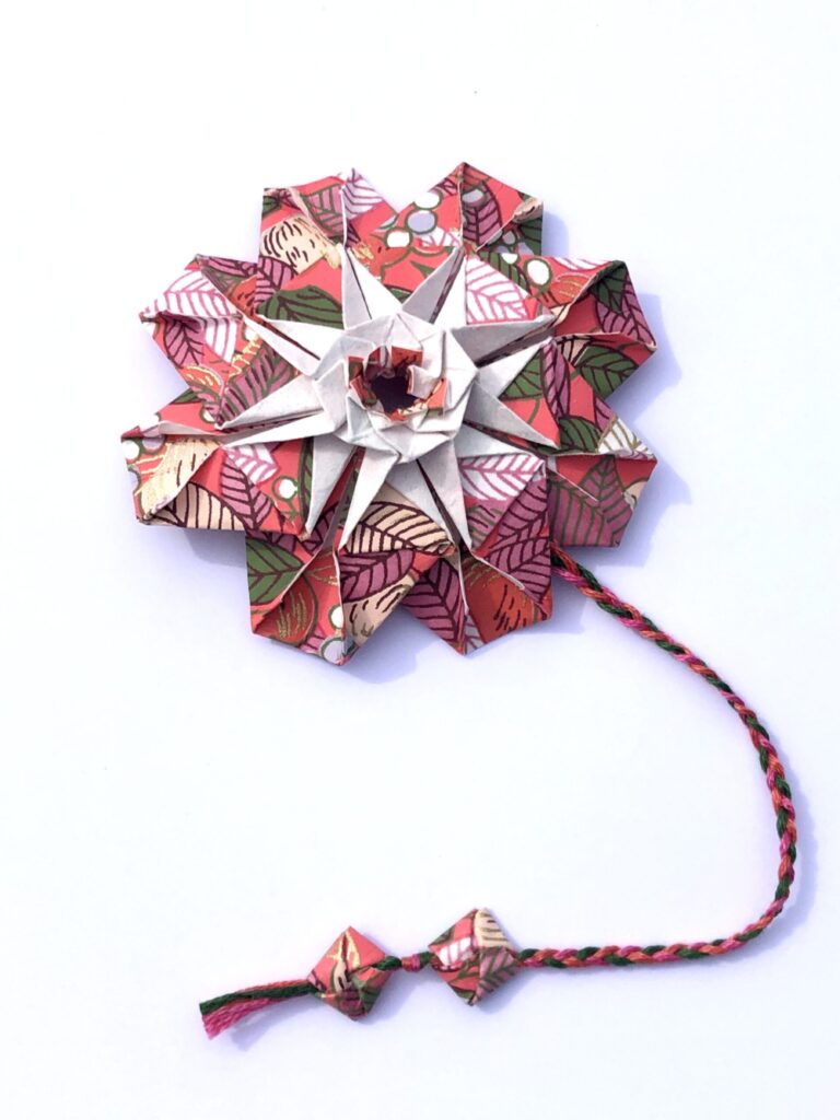 Marque page en origami en forme de mandala et de couleur orangé