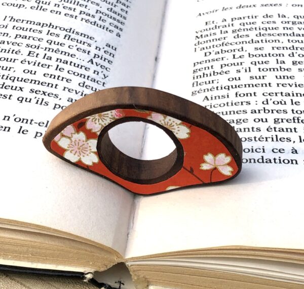 Bague de lecture en bois et papier de couleur rouge