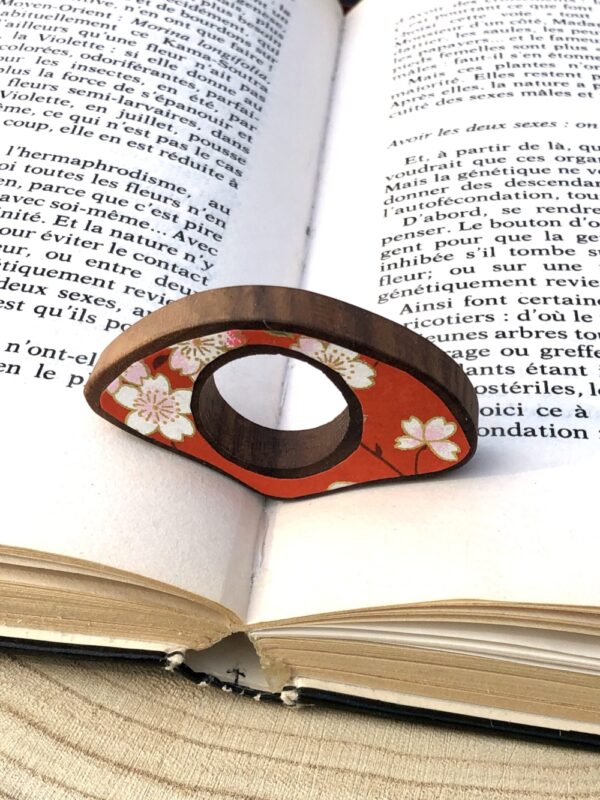 Bague de lecture en bois et papier de couleur rouge