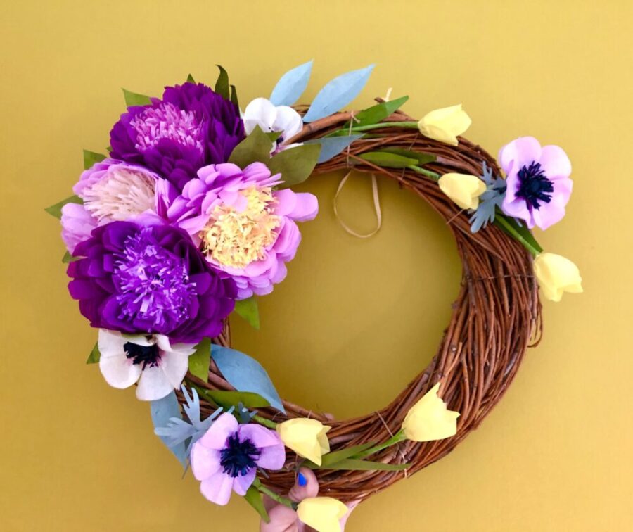 Couronne de fleurs de papier de soie violette et jaune.