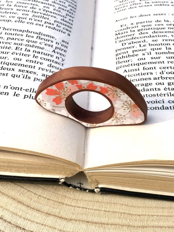 Bague de lecture en bois et papier de couleur rose tendre