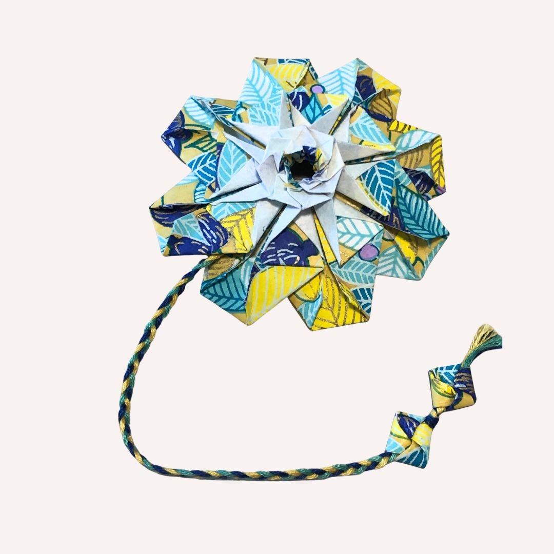 Marque page en origami jaune et bleu