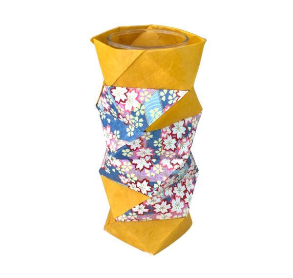 Vase en origami jaune