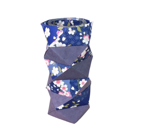 Vase en origami bleu