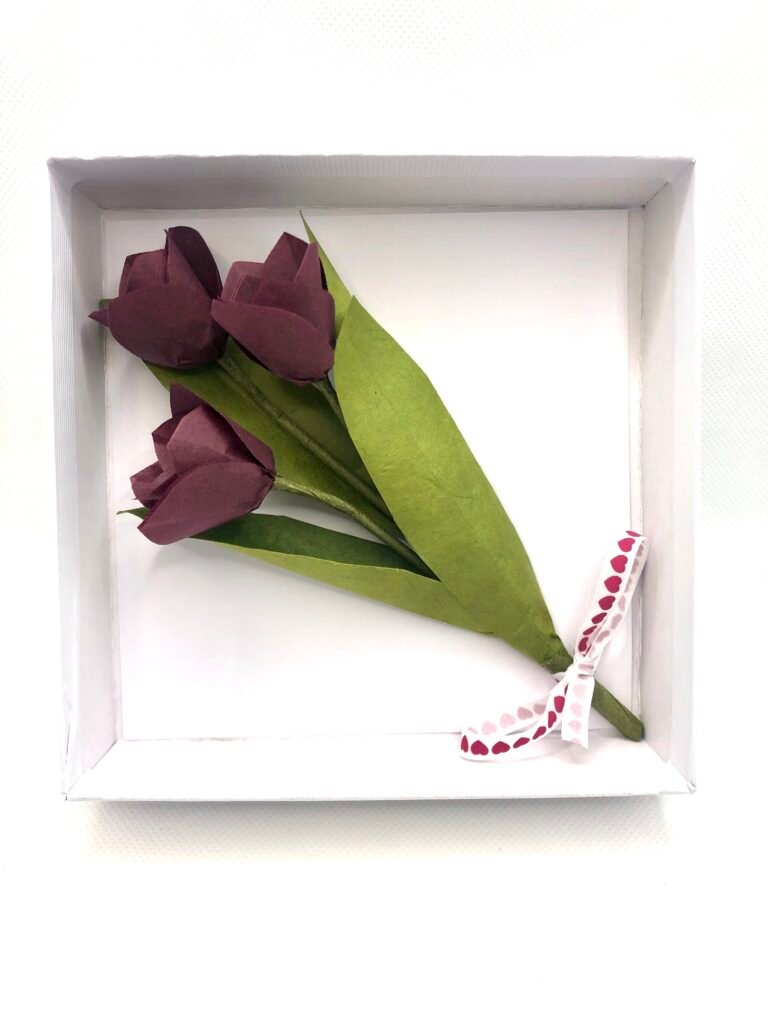 Un joli bouquet de trois tulipes de papier de soie et papier népalais aux couleurs pourpre