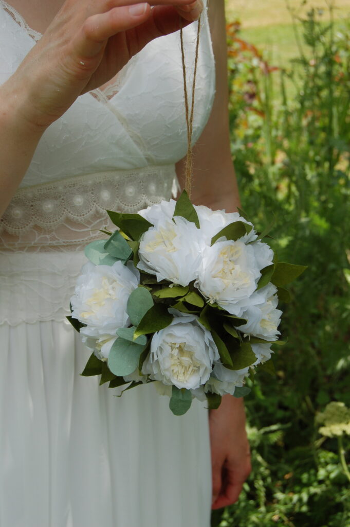 Boule de fleurs de papier de soie blanche