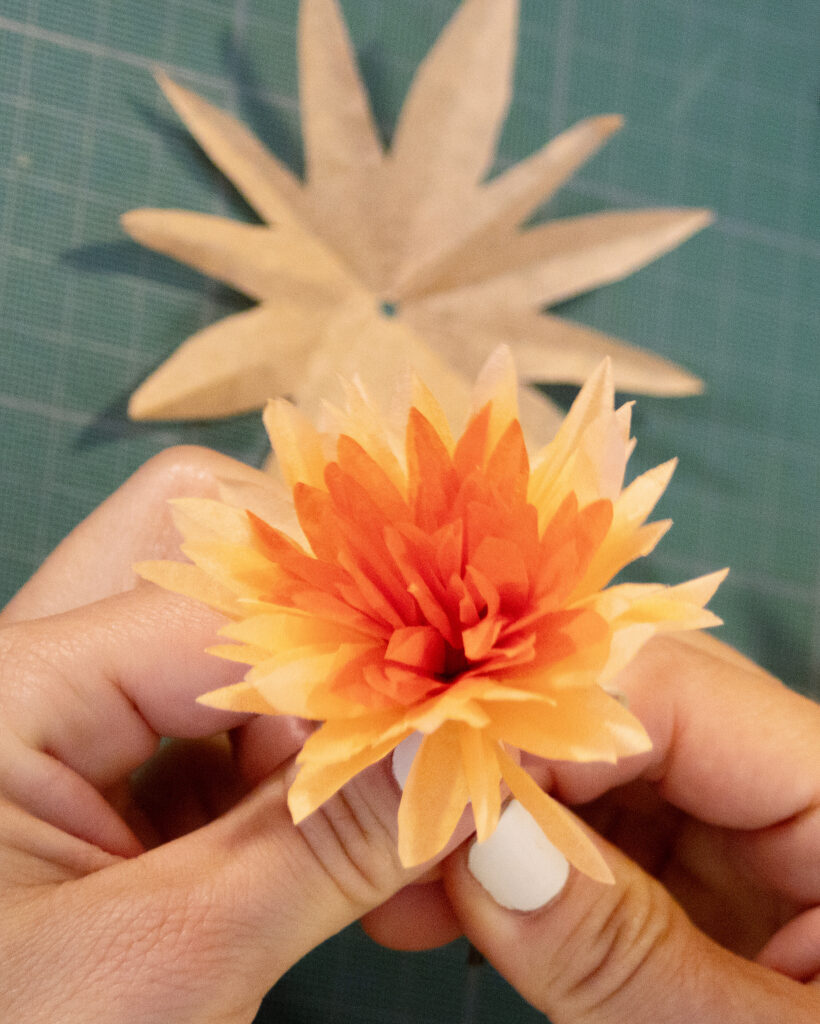 Création d'un dahlia de papier de soie