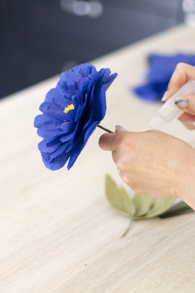 Confection d'une pivoine bleu en papier de soie