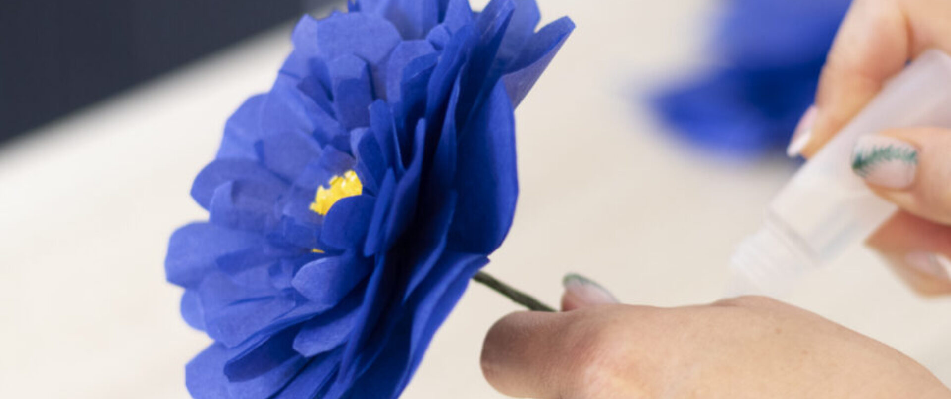 Confection d'une pivoine bleu en papier de soie